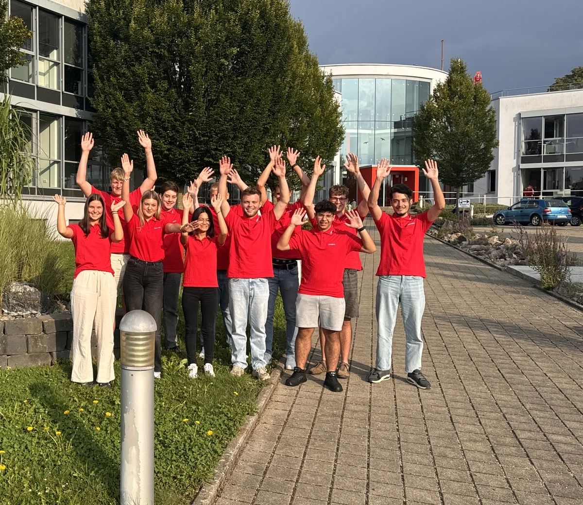 Gruppenfoto vor einem Bürogebäude